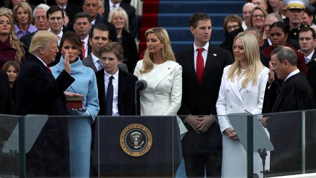 Donald Trump resmi dilantik sebagai presiden AS di Gedung Capitol, Washington.