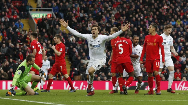 Tim semenjana Liga Primer Inggris Swansea City sukses mempermalukan Liverpool 3-2 di Stadion Anfield pada laga pekan ke-22 Liga Primer Inggris.