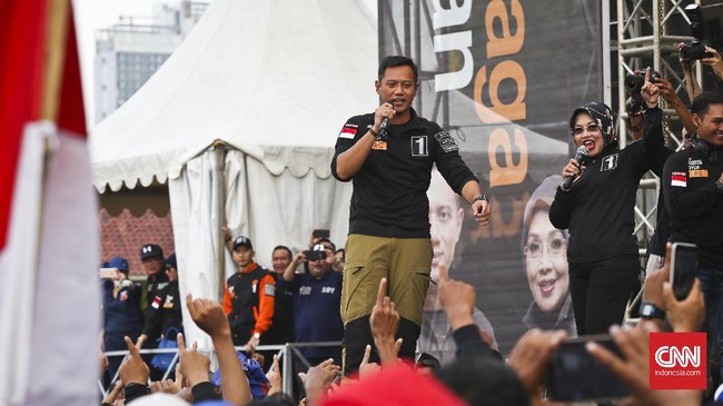 Sindiran pertama dia lontarkan soal seorang pemimpin yang selalu bersikap curiga apalagi yang dicurigai adalah rakyatnya sendiri.