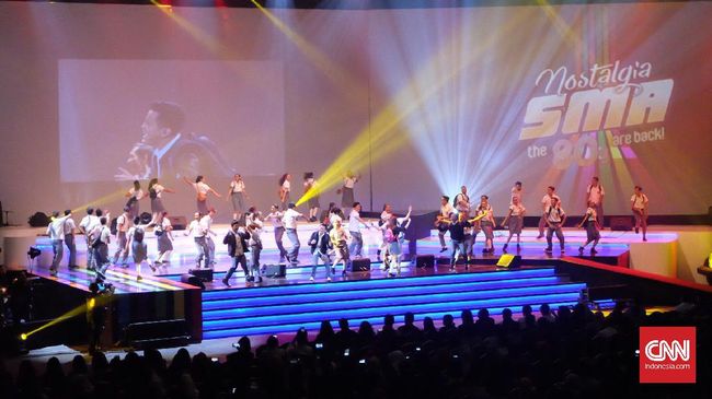Sekumpulan siswa berseragam putih abu-abu membuka gelaran Nostalgia SMA - The 80’s Are Back! di Jakarta Plenary Hall, Jumat (20/1) malam.