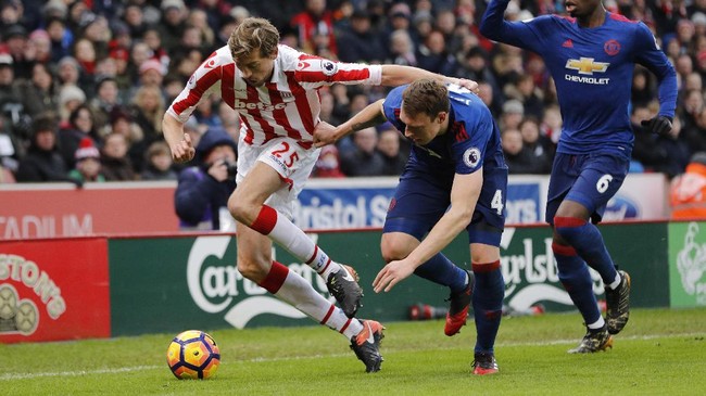 Gol Wayne Rooney di masa injury time berhasil membuat Manchester United terhindar kekalahan di markas Stoke City.