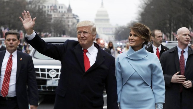 Setelah pelantikan dan makan siang, Donald dan Melania Trump menuju ke gedung putih menggunakan the beast. 