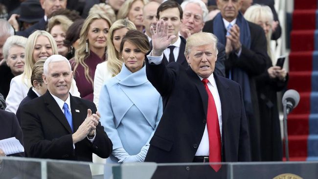 Gaun biru Ralph Lauren untuk Melania Trump di hari inagurasi Donald Trump dianggap mengembalikan nostalgia akan gaun inagurasi Jackie Kennedy di 1961.