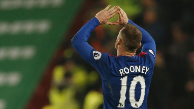 Bobby Charlton mengaku sedih kehilangan rekor gol namun ia menilai Wayne Rooney sosok yang layak mendapatkan rekor tersebut.