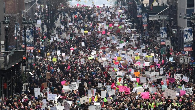 Melalui Twitter, Donald Trump menyatakan kekecewaan sekaligus dukungannya terkait aksi unjuk rasa 'Women's March'.