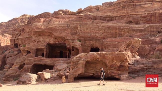 Yordania menawarkan banyak objek wisata, seperti reruntuhan kota Petra, pusat perbelanjaan dan kafe di Amman hingga hamparan Laut Mati dan Laut Merah.