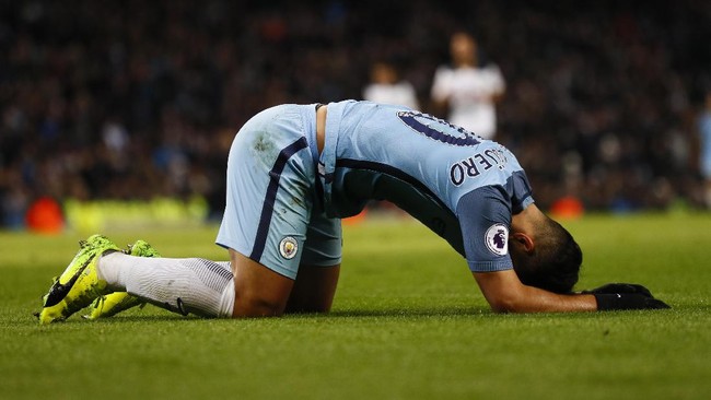Fellaini diusir keluar oleh wasit setelah menyerang Aguero. Tetapi keunggulan pemain tak bisa dimanfaatkan City. Derby Manchester berakhir dengan skor 0-0.