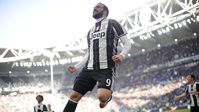 Juventus langsung tancap gas di babak pertama dan unggul lewat gol Paulo Dybala serta Gonzalo Higuain. Stadion Juventus pun membara.