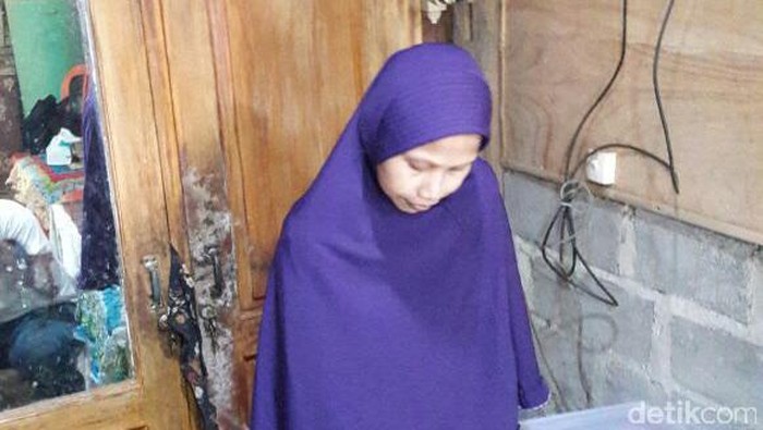 Sulami, warga Selorejo RT 31/11 Mojokerto, Kedawung, Sragen yang mengalami kelainan sehingga sekujur tubuhnya kaku