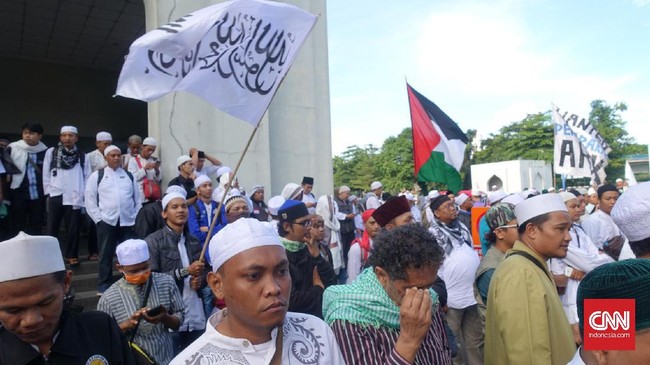 Massa FPI berkumpul di kawasan masjid Al Azhar untuk bersiap demo menuju Polda Metro Jaya, mengawal pemeriksaan Rizieq Shihab, terkait kasus palu arit.