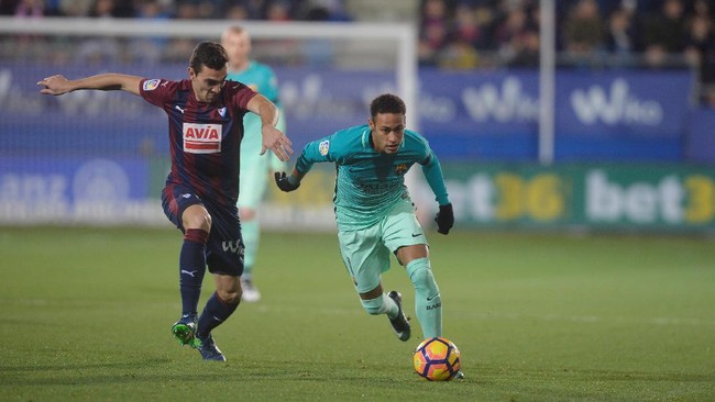 Memotret Pesta Gol Barca di Markas Eibar