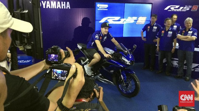 Di sela kunjungannya ke Sirkuit Internasional, Maverick Vinales sempat menikmati bermain video game dengan memakan camilan lemper.