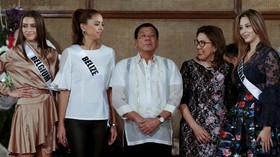 Saat Presiden Duterte Dikelilingi Para Wanita Cantik Sejagat