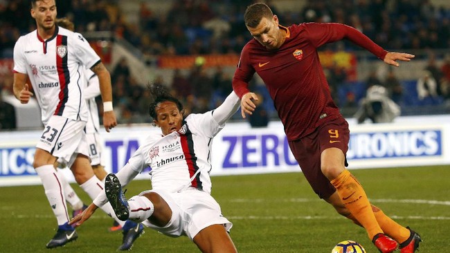 Edin Dzeko berhasil memastikan AS Roma tetap menempel ketat Juventus di klasemen Serie A saat ini.