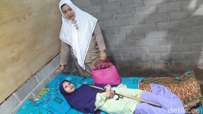 Sulami, warga Selorejo RT 31/11 Mojokerto, Kedawung, Sragen yang mengalami kelainan sehingga sekujur tubuhnya kaku