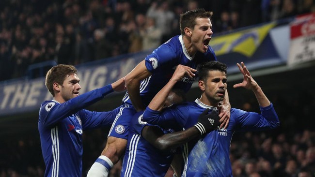 Chelsea makin kokoh di puncak klasemen Liga Primer Inggris usai menang 2-0 atas Hull City di Stamford Bridge, Minggu (22/1).