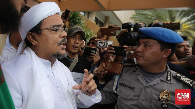 Kuasa hukum Rizieq Shihab menilai logika yang digunakan Mahfud MD keliru. Katanya, bila Rizieq bermasalah dengan Arab Saudi, mengapa kliennya tak dideportasi. 