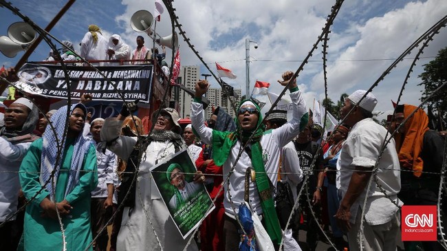 Ribuan pedemo mengawal pemeriksaan Rizieq Shihab menyatakan akan menunggu hingga pemeriksaan Rizieq beakhir.