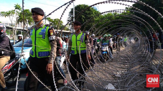 Polda Metro Jaya menyatakan personel kepolisian mengikuti pergerakan massa untuk mencegah terjadinya gangguan lantas dampak dari aksi tersebut.