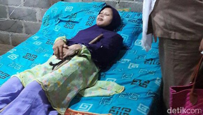 Sulami, warga Selorejo RT 31/11 Mojokerto, Kedawung, Sragen yang mengalami kelainan sehingga sekujur tubuhnya kaku