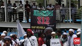 Ribuan 'Pengawal' Rizieq Shihab Ribuan orang menggelar aksi massa di depan Markas Polda Metro Jaya, Jakarta. Mereka menyebut ada aksi kriminalisasi pada Rezieq Shihab.
