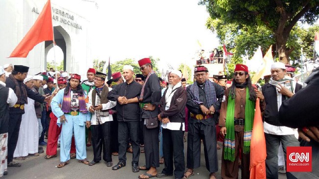 Para jawara yang ahli bermain silat Betawi turut bergabung dengan massa FPI berdemo di markas Polda Metro Jaya mengawal pemeriksaan Rizieq Shihab.