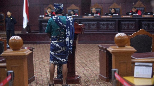 Pembuatan KTP khusus bagi penghayat kepercayaan disebut tak sesuai konstitusi karena terdapat unsur politik pembedaan.