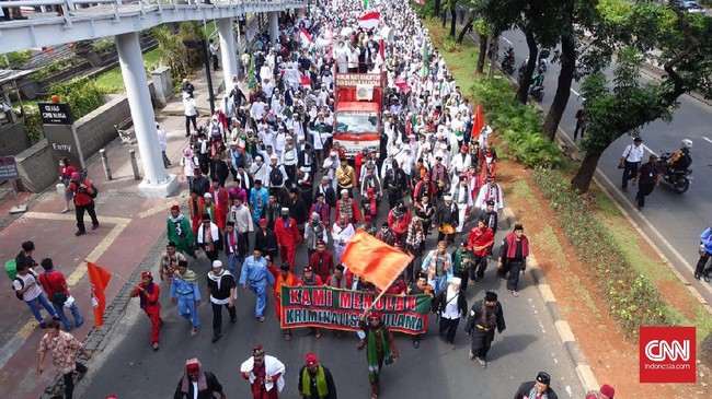 Massa bergerak dari masjid Al Azhar menuju Polda Metro Jaya sembari bertakbir dan menyelingi dengan nyanyian lagu nasional.