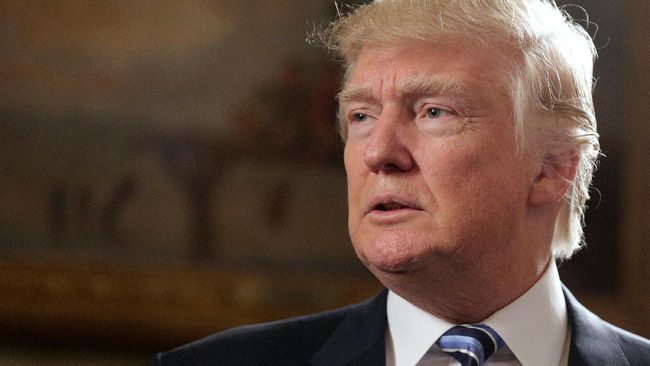 Sebuah restoran di Jepang, menyajikan Burger Trump, lengkap dengan poninya yang dibuat dari potongan apel. Burger itu dibanderol dengan harga Rp670 ribu.