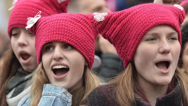 Aksi Woman's March yang berlangsung sejak Donald Trump dilantik menarik perhatian publik, salah satunya dari topi pink para pemrotes. Apa artinya?