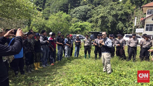 Tim gabungan dikerahkan untuk menyisir hutan di Pulau Nusakambangan. Dua napi yang kabur diyakini masih berada di pulau dan belum bisa menyeberang.