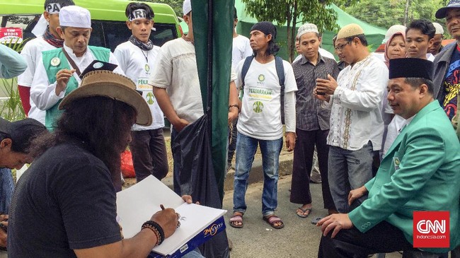 Massa penentang Ahok di aksi kali ini jumlahnya berkurang dibanding aksi sebelumnya, namun keinginan massa tetap sama, yaitu agar Ahok segera dipenjara.