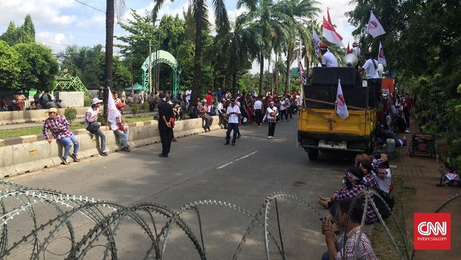 Menjelang sidang Ahok ke-7, massa yang berkumpul di sekitar gerbang masuk Gedung Kementan tampak tidak terlalu ramai. Berbeda dengan sidang sebelumnya.
