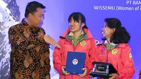 Menpora Puji Dua Perempuan Pendaki Lima 'Atap' Dunia