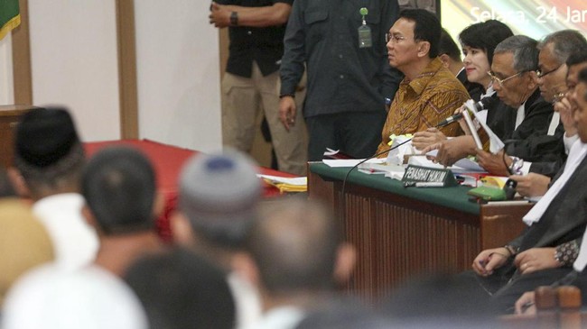 Tim kuasa hukum Ahok meminta jaksa menghadirkan pelapor terlebih dulu sebelum saksi fakta. Hingga persidangan hari ini, jaksa belum menghadirkan pelapor.