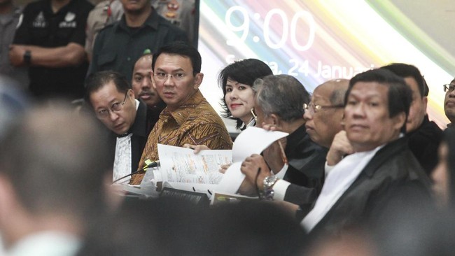 Saksi melihat warga yang berada di lokasi tak ada yang marah dengan pidato Ahok. Bahkan menurutnya, masyarakat merasa senang mendengarkan pidato tersebut.