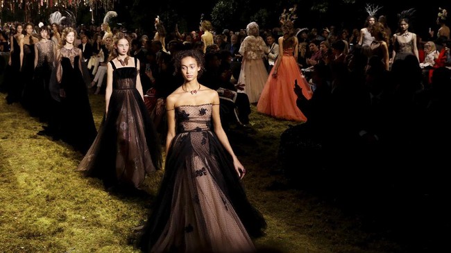 Romansa Kembali ke Panggung Dior
