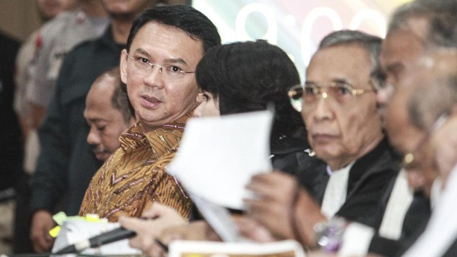 Pelapor berdiskusi dengan para ustaz di sebuah masjid Padang Sidempuan, Sumatera Utara, sebelum melaporkan kasus dugaan penodaan agama yang menyeret Ahok.