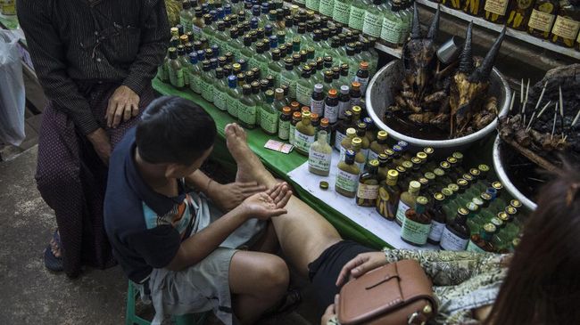 Banyak beredar obat tradisional yang sebenarnya mengandung bahan kimia beredar di pasaran. Produk-produk ini tak terdaftar di BPOM. Apa saja ciri-cirinya?