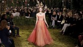 Romansa Kembali ke Panggung Dior Rumah Mode Dior menghadirkan koleksi couture perdana dari Direktur Kreatif Maria Grazia Chiuri, yang membawa kembali nafas romantis dan kelembutan.