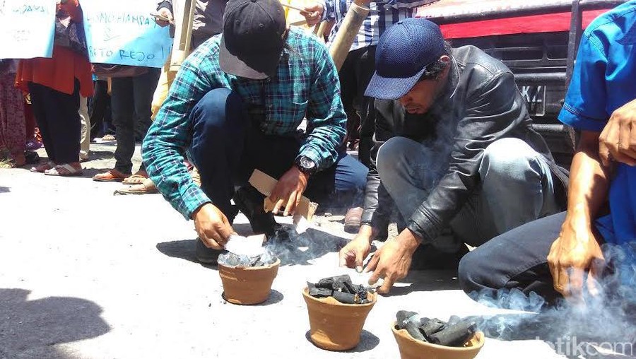 Petani Blitar Bakar Kemenyan di depan Kantor Kejari Petani Blitar Bakar Kemenyan di depan Kantor Kejari