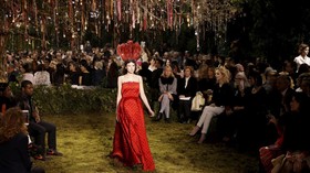 Romansa Kembali ke Panggung Dior