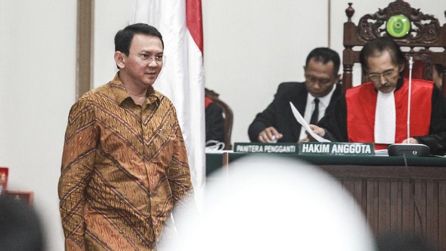 Ahok menilai saksi pelapor tak perlu membesar-besarkan bahwa muslim di seluruh dunia sakit hati karena ucapannya.