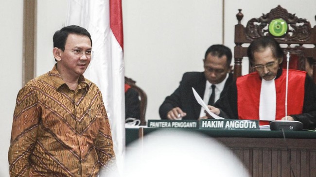 Lurah Panggang, Kepulauan Seribu, Yuli Hardi tidak melaporkan Ahok ke polisi karena tak memiliki kapasitas untuk mengomentari pernyataan atasannya itu.