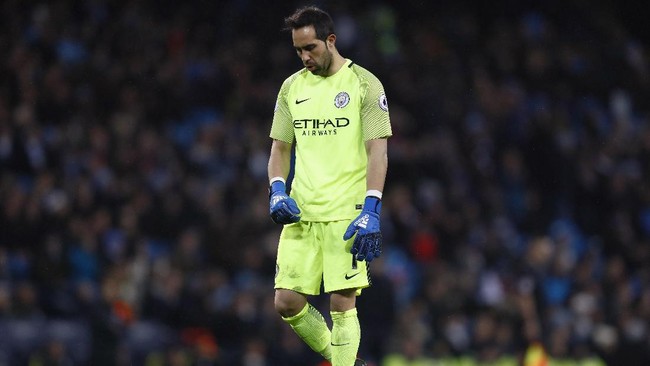 Claudio Bravo kebobolan 16 kali dari 24 shot on goal terakhir yang dihadapinya. Apakah Bravo menjadi penyebab keterpurukan ManCity dalam beberapa laga terakhir?
