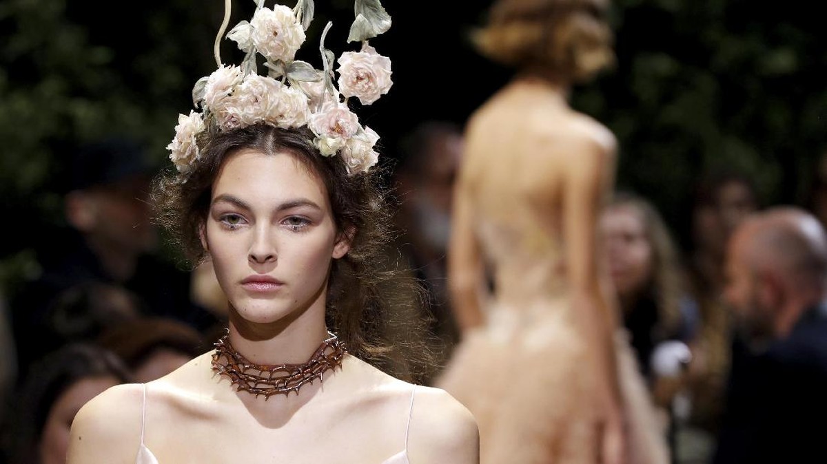 Romansa Kembali ke Panggung Dior