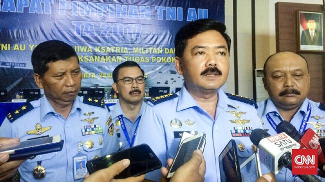 Marsekal Hadi Tjahjanto ingin setiap komandan skadron dan komandan lanud memeriksa persiapan terbang setiap personelnya agar kecelakaan nihil terwujud.