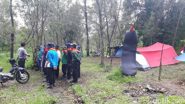 Kedua tersangka ditangkap secara paksa oleh personel Polres Karanganyar di Posko Mapala UII Yogyakarta, Senin dini hari (30/1).