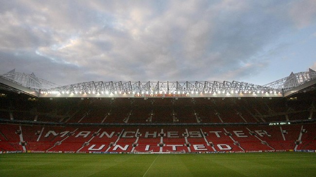 Tiga unit mobil pemadam kebakaran dikerahkan untuk mengatasi kebakaran yang terjadi di markas Manchester United, Old Trafford, pada Senin (30/1).