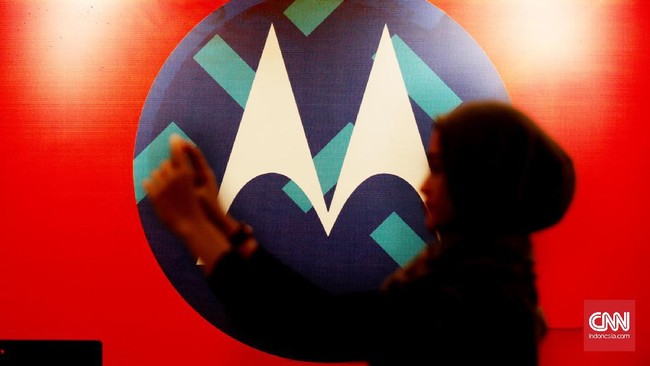 Motorola merancang ulang Motorola RAZR V3 yang dirilis 2004 silam menjadi ponsel lipat RAZR V4 dengan layar HD POLED 2.142x876 piksel.
